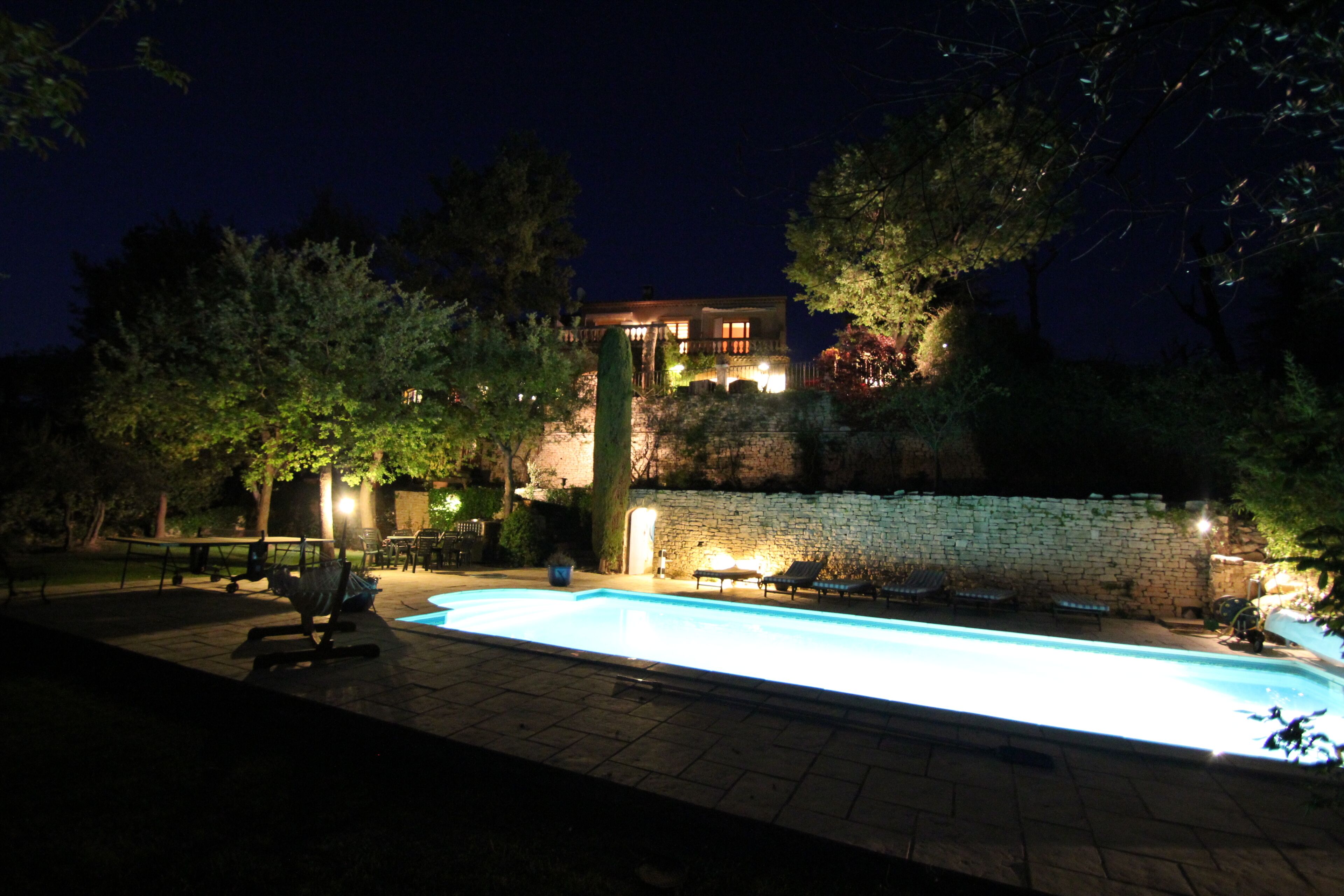 Een buitenzwembad en een verwarmd zwembad