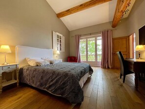 5 camere, una cassaforte in camera, una scrivania, ferro/asse da stiro