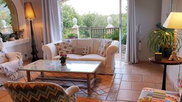 Smart-tv, een open haard, tafelvoetbal en een tafeltennistafel