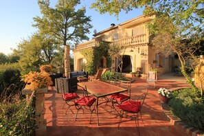 Outdoor dining - Air-conditioned luxury farmhouse, heated swimming pool, sports hall, billiards and table soccer, (Robion)