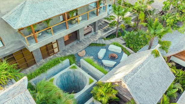 Une maison moderne dotée d’un jardin sur le toit, d’un espace salon extérieur et d’une piscine.