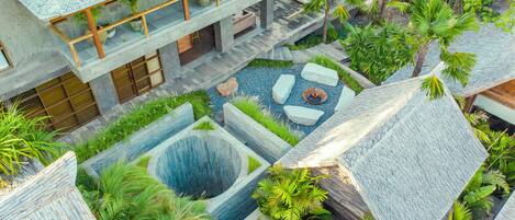 3 outdoor pools, pool loungers