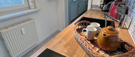 Frigorífic, placa de cuina, rentaplats i cafetera i tetera