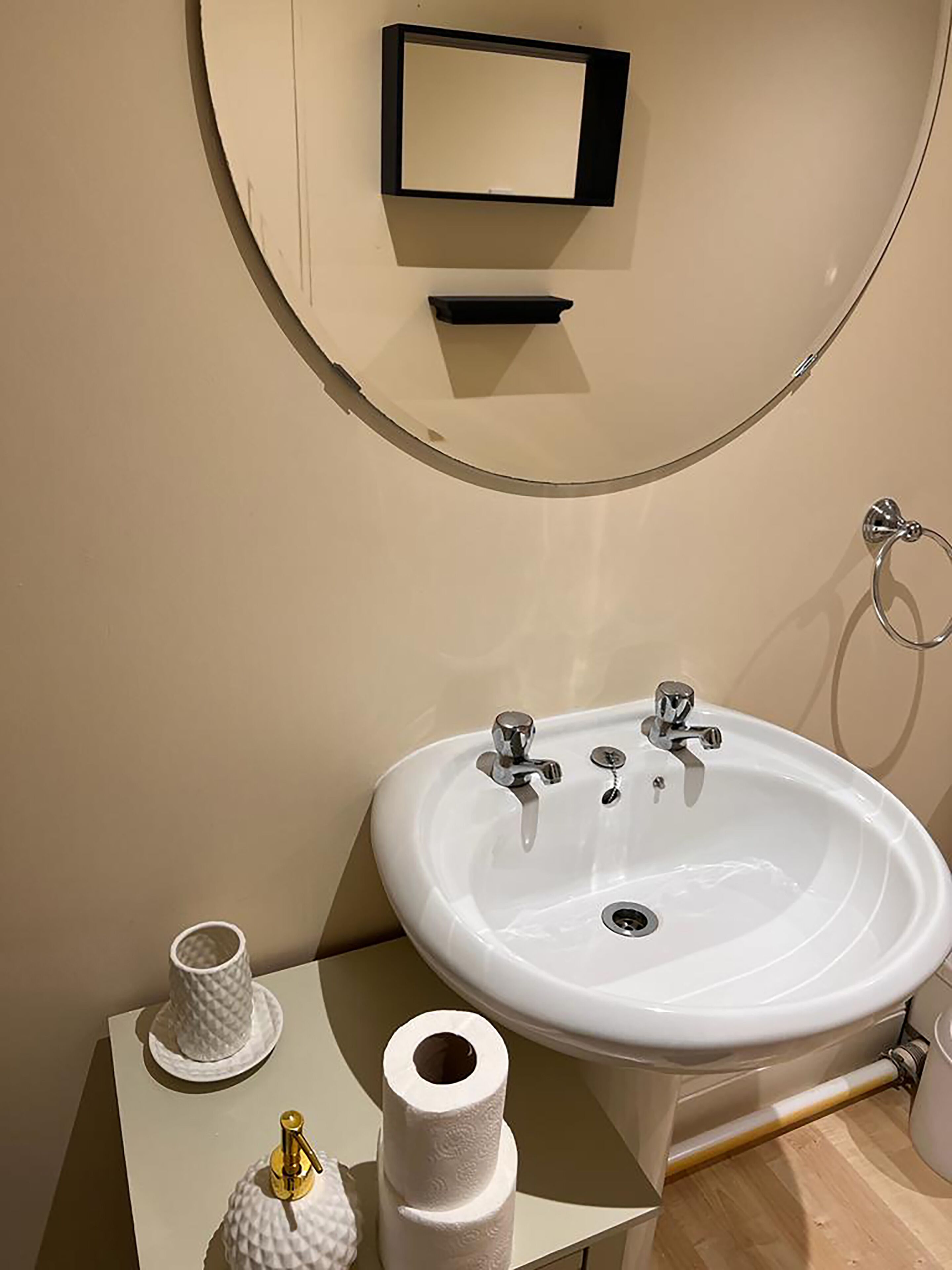 Cottage | Bathroom | Hair dryer, towels, soap, shampoo