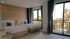 Quarto de hotel moderno com duas camas, uma janela grande com vista para palmeiras e uma varanda.