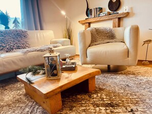 TV, books, stereo - Charming newly renovated apartment Greta in Mastershausen, in the heart of the Hunsrück (Mastershausen)