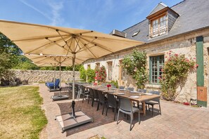Outdoor dining - Le Presbytère, The Presbytery of Fourdrain (Fourdrain)