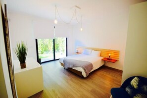 4 bedrooms, desk, iron/ironing board, travel cot