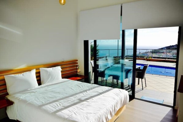 4 dormitorios, escritorio, tabla de planchar con plancha y cuna de viaje