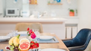 Villa, no fumadores (with 2 beds room) | Servicio de comidas en la habitación
