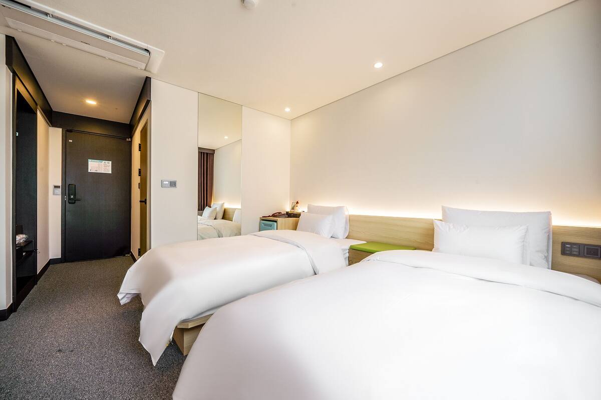 Deluxe-Zweibettzimmer | Zimmersafe, Verdunkelungsvorhänge, kostenloses WLAN, Bettwäsche