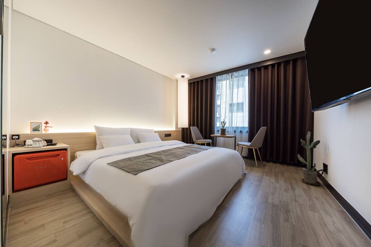 Standard-Doppelzimmer | Zimmersafe, Verdunkelungsvorhänge, kostenloses WLAN, Bettwäsche