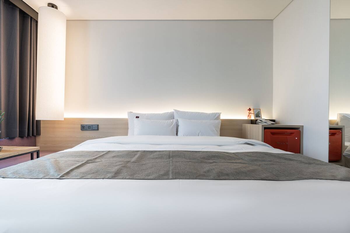Deluxe-Doppelzimmer | Zimmersafe, Verdunkelungsvorhänge, kostenloses WLAN, Bettwäsche