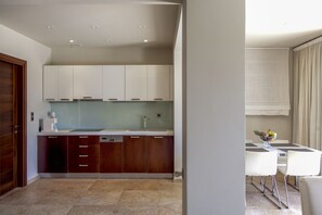 Kjøleskap, ovn, oppvaskmaskin og vannkoker