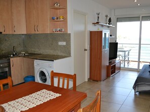 Interior - Apartment with Furnished Terrace and Parking 10 Min from Llançà Center, Pets Allowed (Llançà)