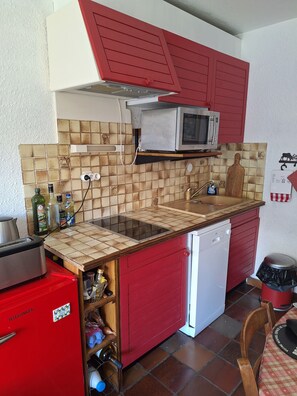 Refrigerador, microondas, horno, placa de cocina