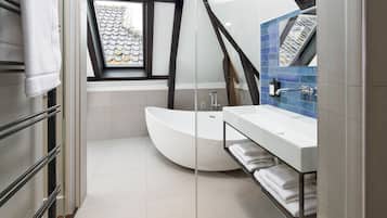 Junior Room | Bathroom | Free toiletries, hair dryer, towels, soap