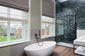 Honeymoon tweepersoonskamer | Badkamer | Gratis toiletartikelen, een haardroger, handdoeken, zeep