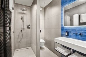 Habitación Deluxe | Baño | Amenidades de baño gratuitas, secadora de cabello, toallas, jabón 