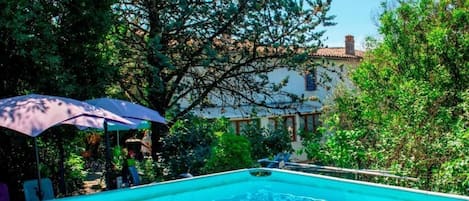 Piscine extérieure (ouverte en saison), parasols de plage