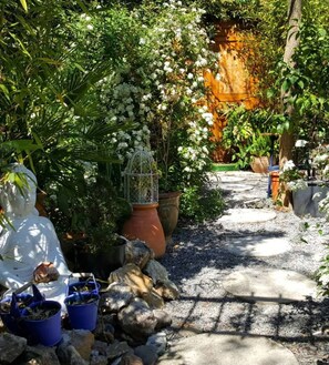 Eenvoudige tweepersoonskamer | Individueel gedecoreerd, gratis wifi, beddengoed