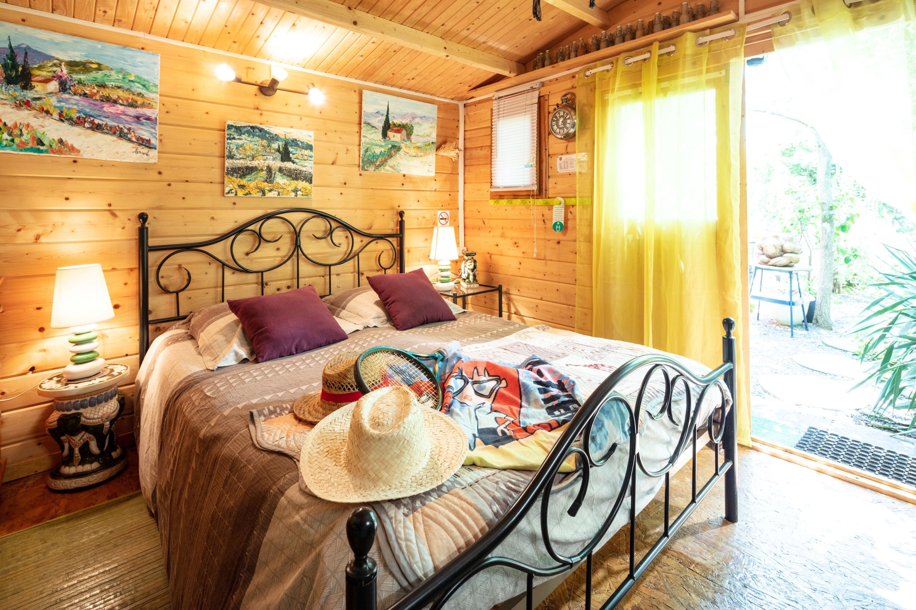 Habitación básica doble | Decoración personalizada, wifi gratis y ropa de cama 