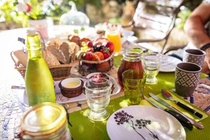 A breakfast table with various food items, drinks, and utensils. - Le Portel des Arnaud (Durfort-et-Saint-Martin-de-Sossenac)