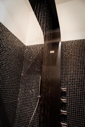 Doccia, asciugacapelli, bidet, asciugamani