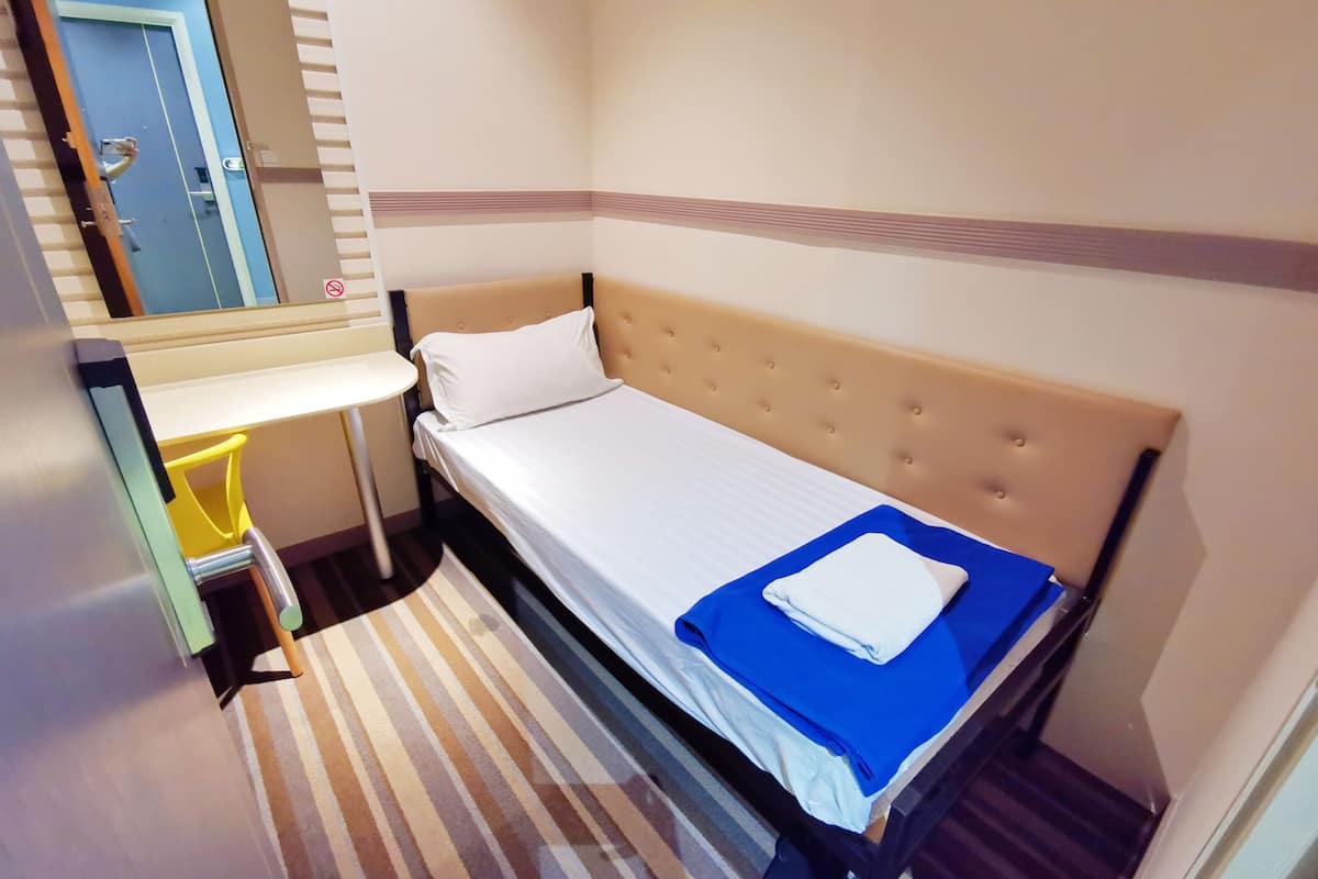 Escritorio, wifi gratis y ropa de cama
