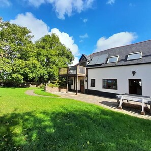 Exterior - Spacious Converted Barn on a Flower Farm, Devon Countryside, Family Friendly (Kentisbeare)