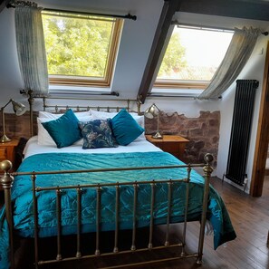 6 bedrooms, desk, travel cot, free WiFi - Spacious Converted Barn on a Flower Farm, Devon Countryside, Family Friendly (Kentisbeare)