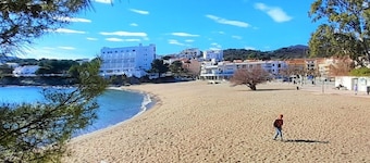 Apartment with sea view, pets allowed and parking in Llançà