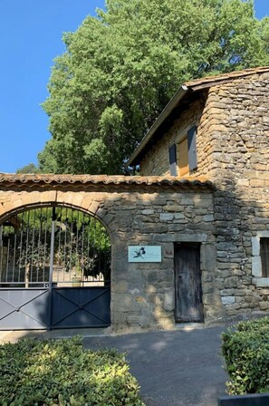 المنشأة من الخارج