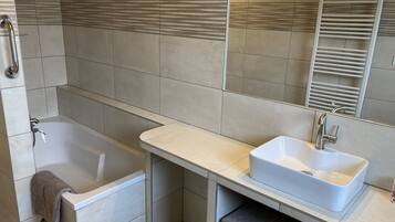 Een douche, milieuvriendelijk toiletgerief, een haardroger, handdoeken