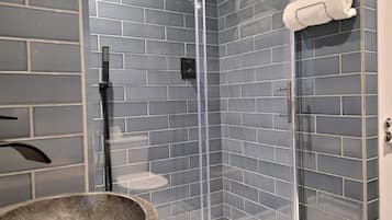 Dusche, Regendusche, kostenlose Toilettenartikel, Haartrockner