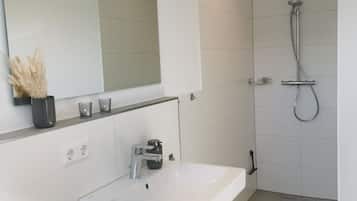 Douche, sèche-cheveux, serviettes fournies, savon