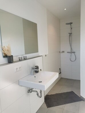 Een douche, een haardroger, handdoeken, zeep