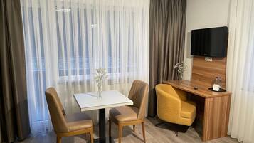 デラックス ルーム | アイロン / アイロン台、WiFi (無料)、ベッドシーツ