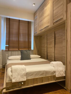 4 habitaciones, tabla de planchar con plancha y ropa de cama 