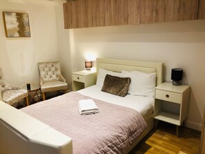 4 chambres, fer et planche à repasser, lit parapluie, Wi-Fi gratuit