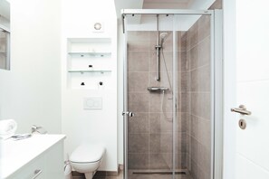 Apartment | Badezimmer | Dusche, kostenlose Toilettenartikel, Haartrockner, Handtücher
