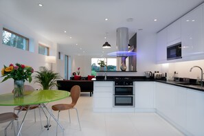 Frigorífico, microondas, horno y placa de cocina