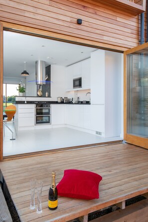 Een koelkast, een magnetron, een oven, een kookplaat