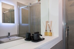 Een douche, een haardroger, handdoeken, zeep