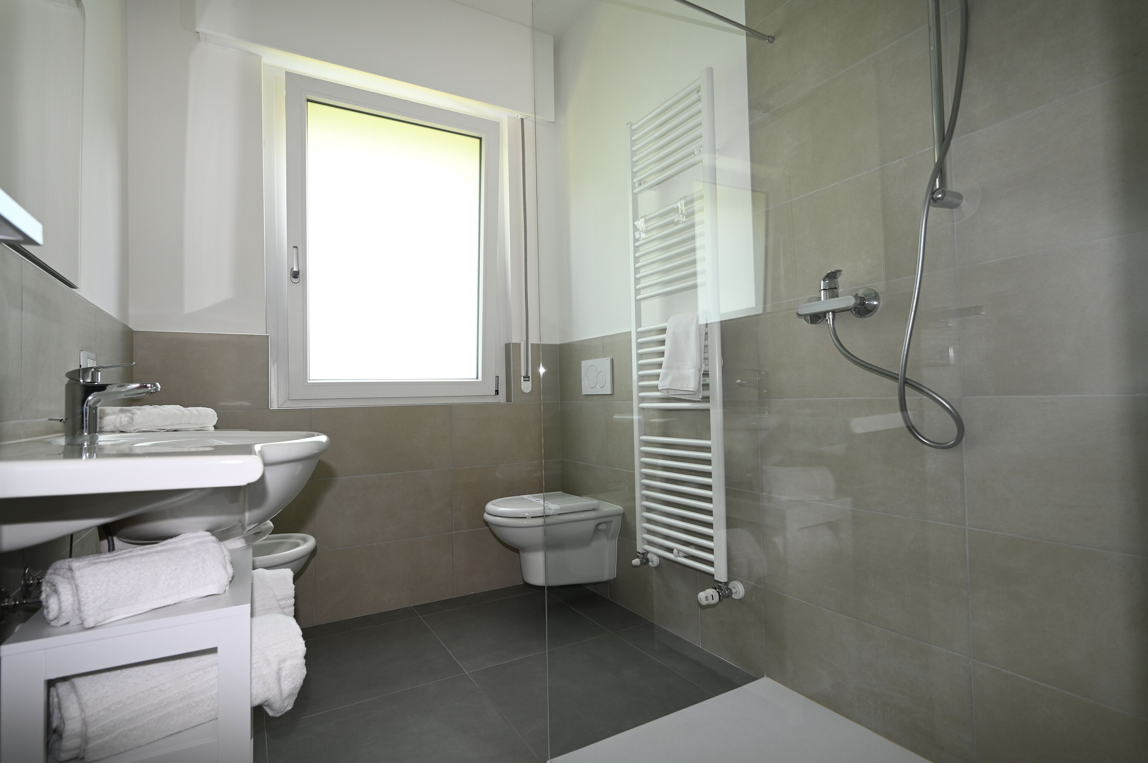 Doccia, asciugacapelli, bidet, asciugamani