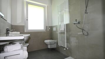 Doccia, asciugacapelli, bidet, asciugamani
