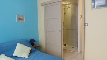 3 chambres, bureau, fer et planche à repasser, lit parapluie