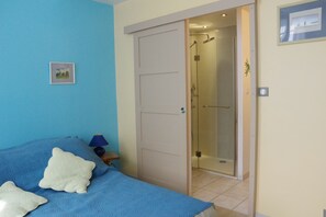 3 bedrooms, desk, iron/ironing board, travel cot