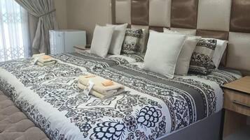 Phòng đôi tiện nghi đơn giản | Trang trí khác biệt, trang bị nội thất với thiết kế riêng biệt, bàn