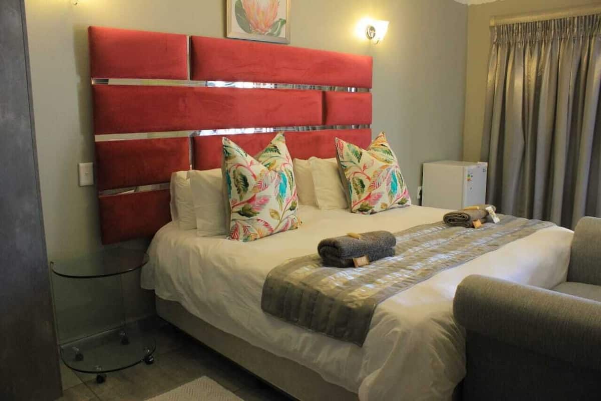 Habitación doble Confort | Escritorio, espacio para trabajar con laptop y decoración personalizada